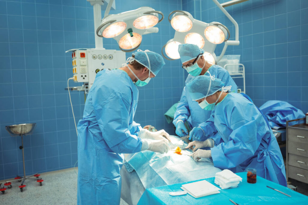 classic team-of-surgeons-performing-operation-in-operation-2021-08-28-16-44-12-utc